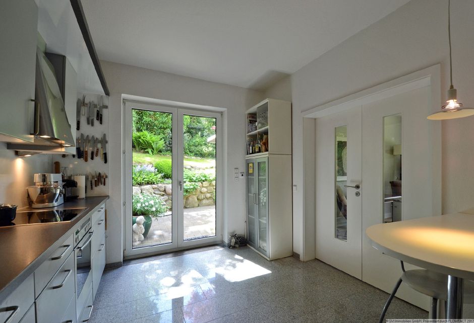 Küche mit Terrassenzugang